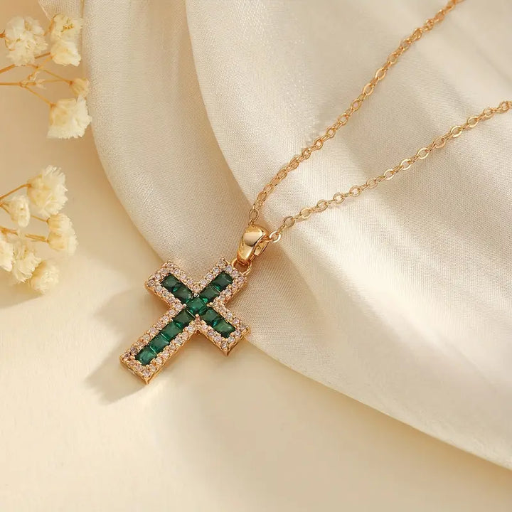 Collar Colgante Cruz Esmeralda Solene | Oro de 18K
